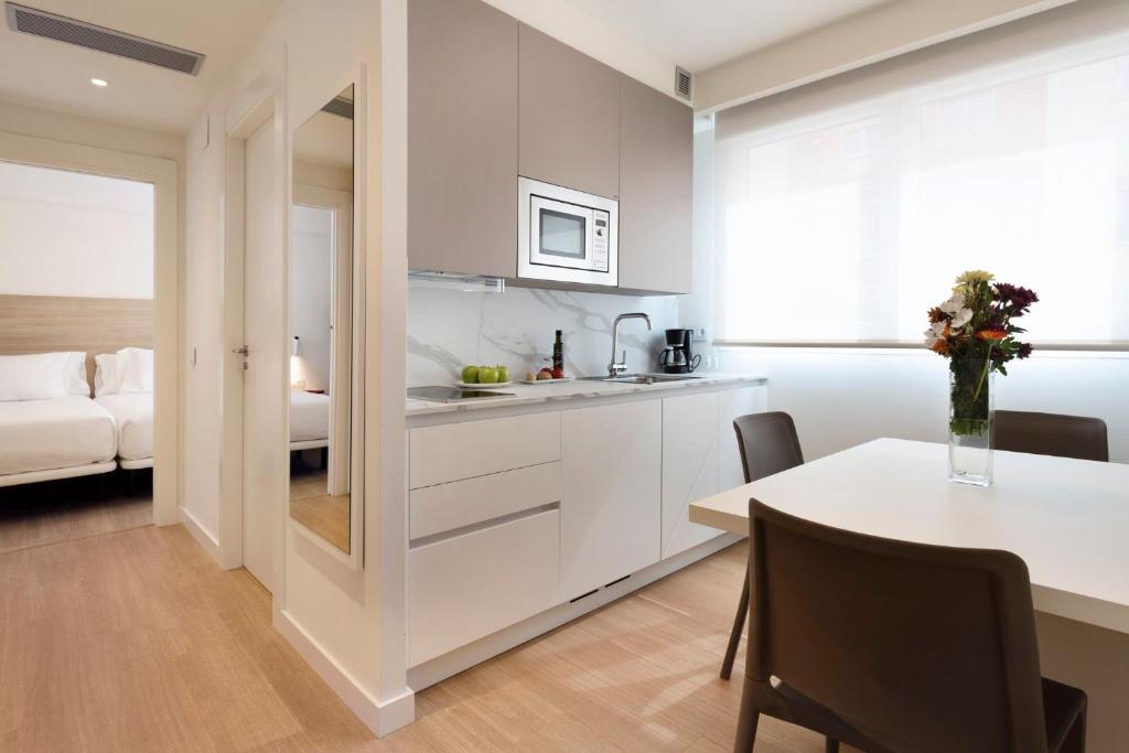 Kuchyň nebo kuchyňský kout v ubytování Sercotel Logroño Suites