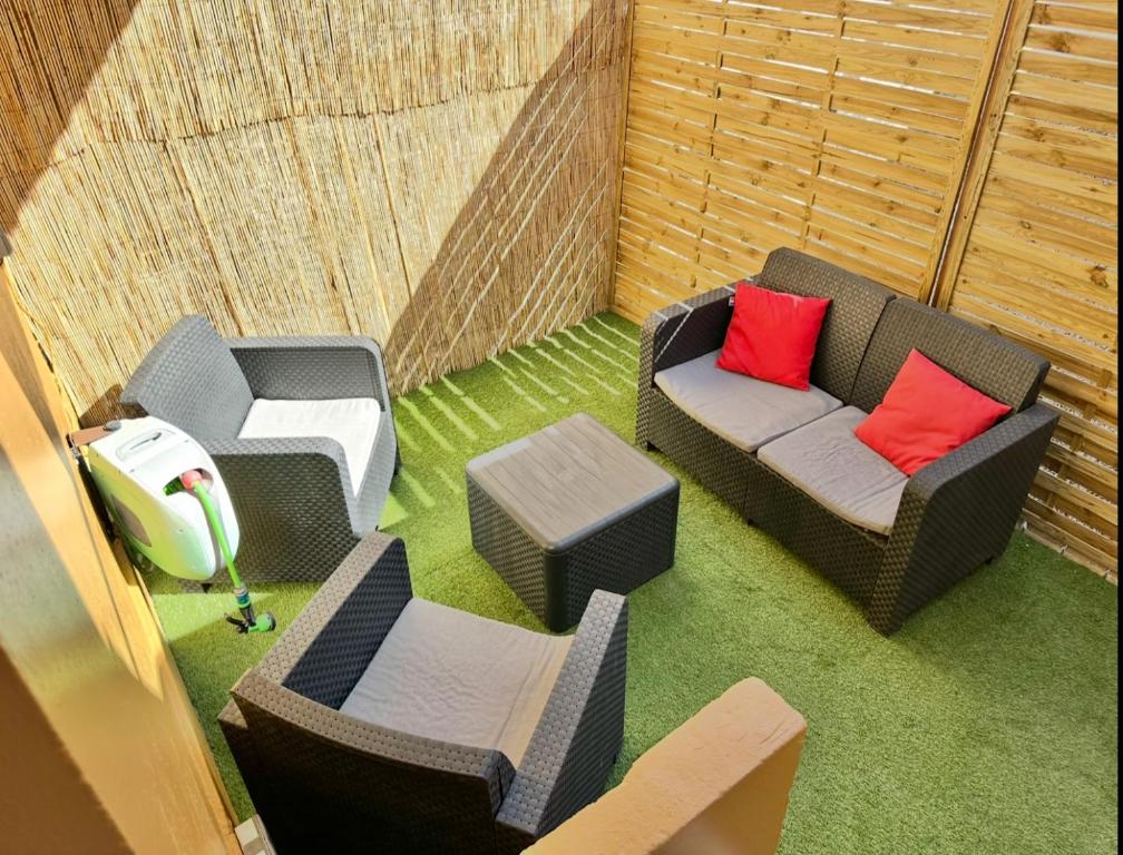 - une petite terrasse avec 2 chaises et une table dans l'établissement Grand logement familial - à Berck-Plage, à Berck-sur-Mer