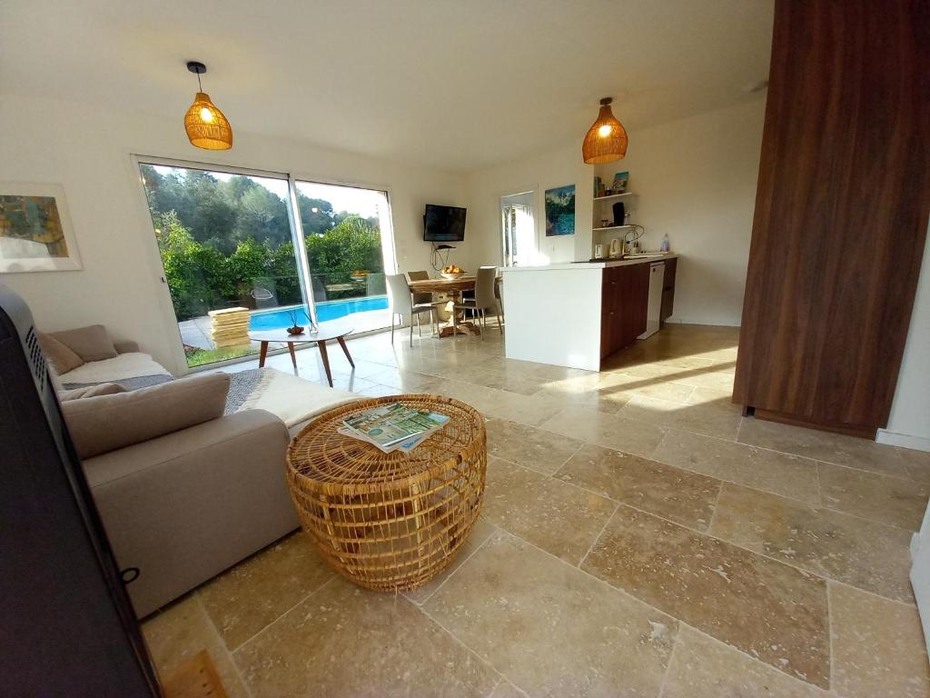un salon avec un canapé et une table dans l'établissement VALBONNE Villa récente avec piscine, à Valbonne