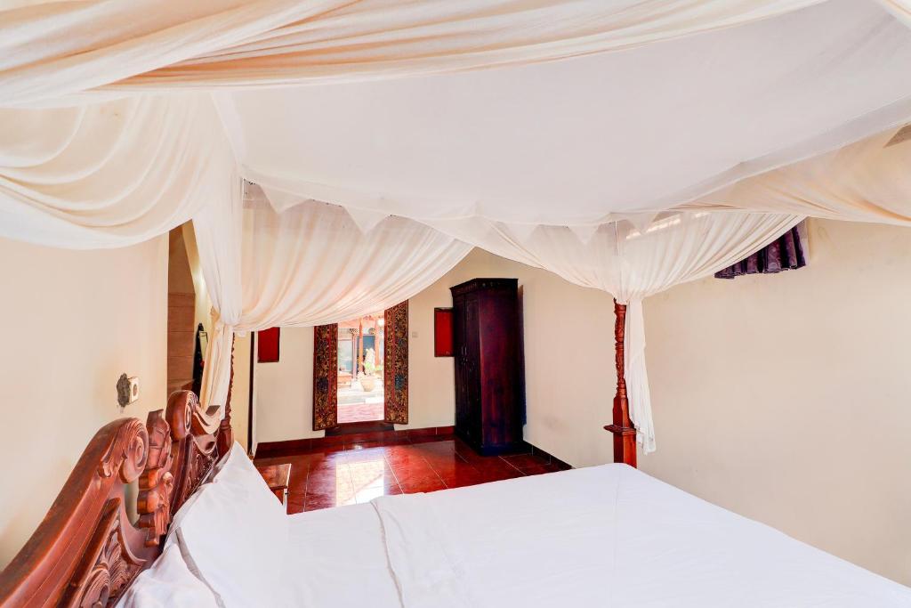 Postel nebo postele na pokoji v ubytování Hotel O Ubud Asri Homestay Near Monkey Forest