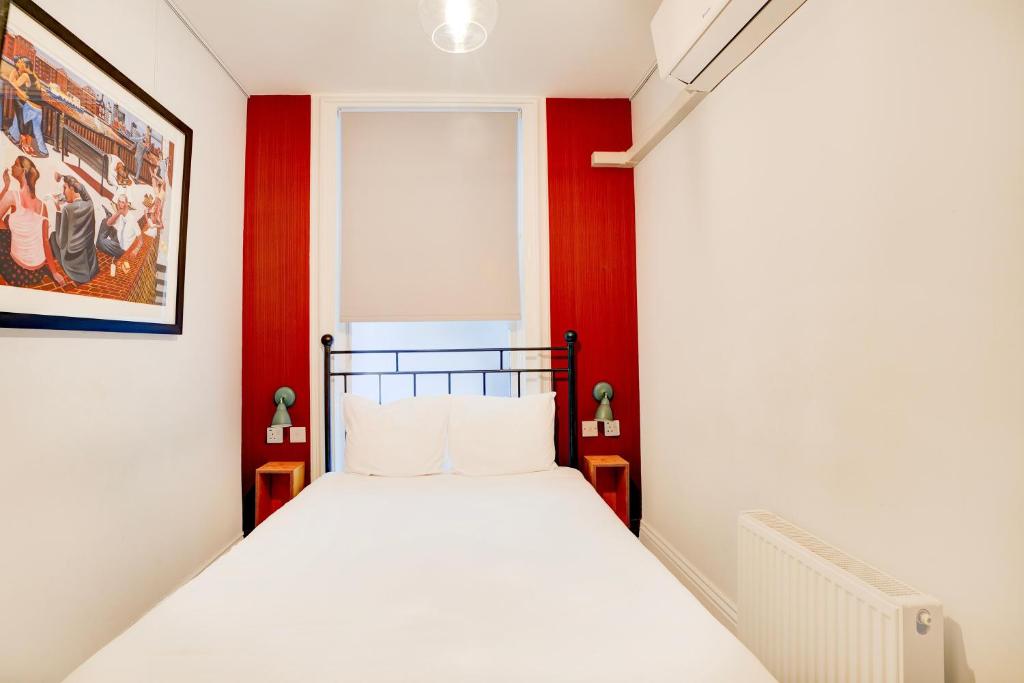 Postel nebo postele na pokoji v ubytování Peckham Rooms Hotel by Belvilla London