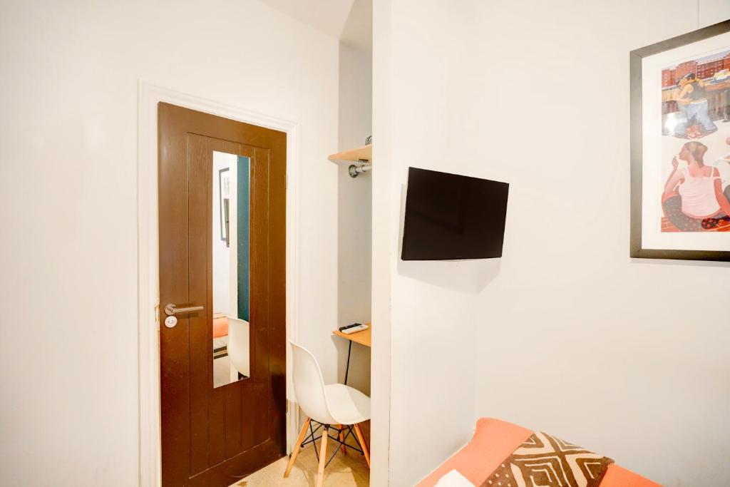 TV a/nebo společenská místnost v ubytování Peckham Rooms Hotel by Belvilla London