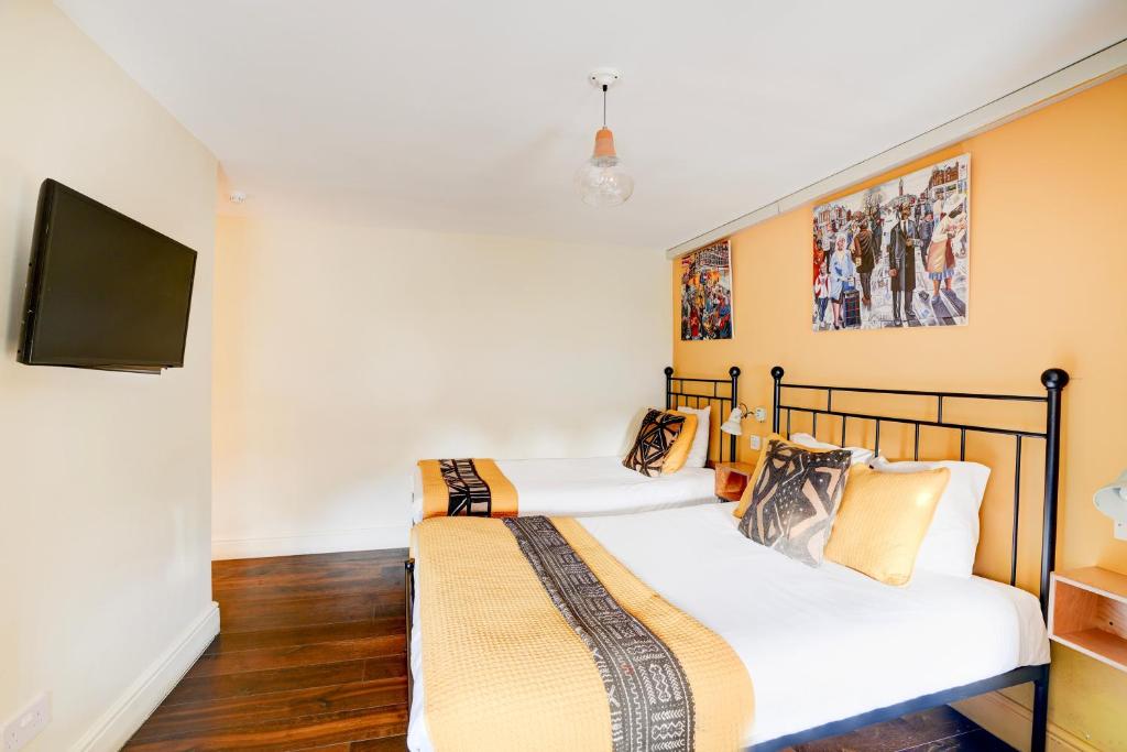 Postel nebo postele na pokoji v ubytování Peckham Rooms Hotel by Belvilla London