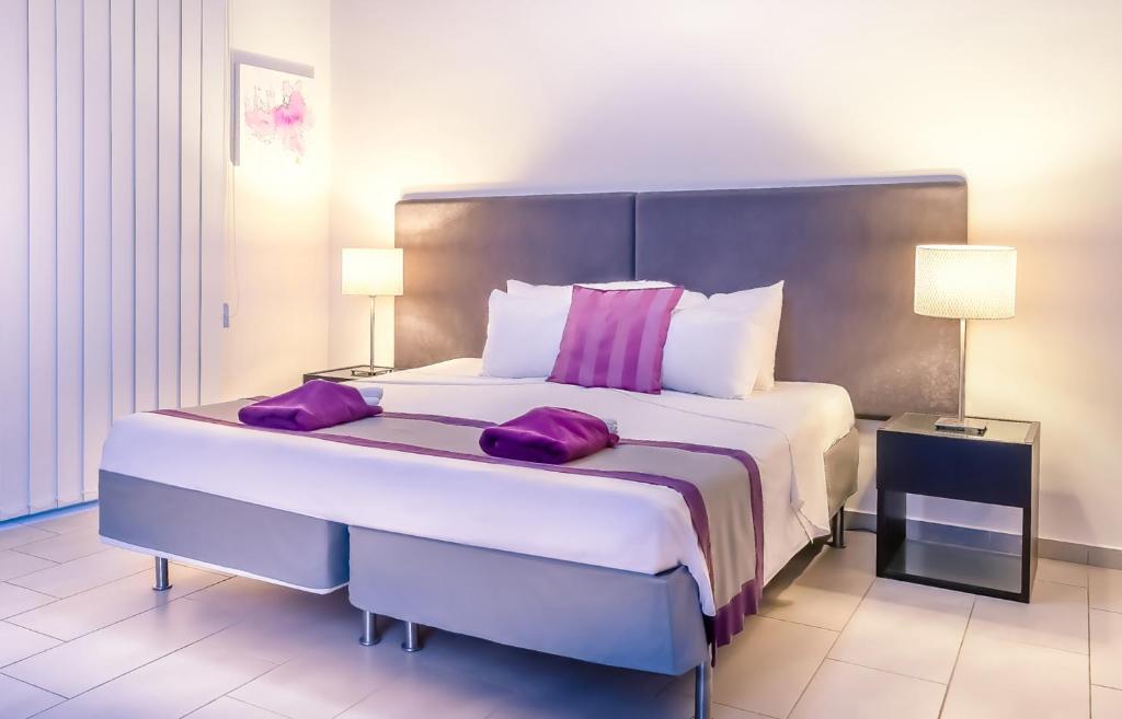 Postel nebo postele na pokoji v ubytování Napian Suites
