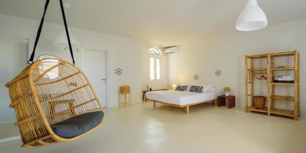 Postel nebo postele na pokoji v ubytování ALASI Tinos Jacuzzi Hotel