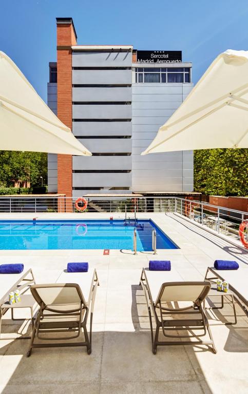 The swimming pool at or close to Sercotel Madrid Aeropuerto