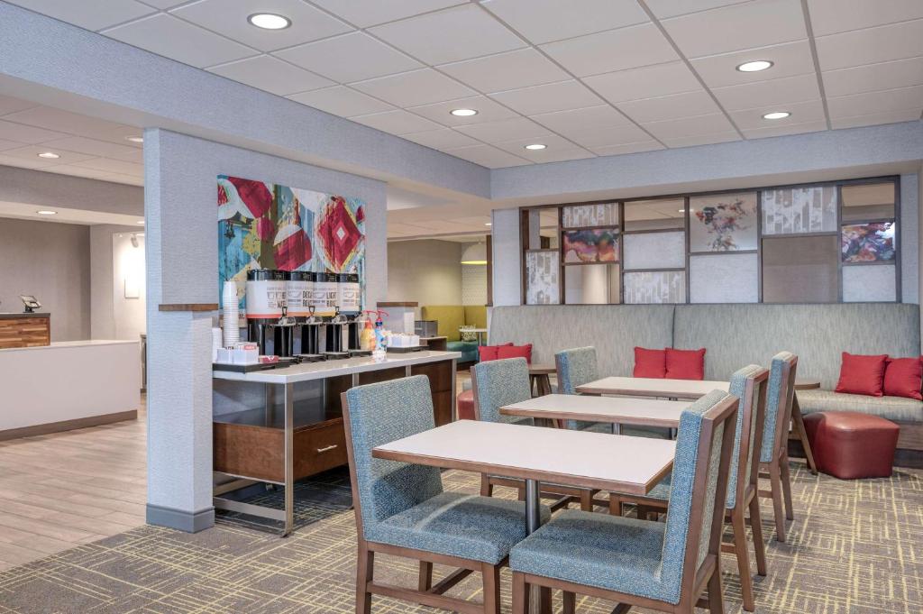 Hampton Inn Cleveland-Airport/Tiedeman Road photo