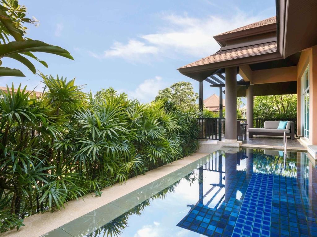 Bazén v ubytování Pullman Phuket Panwa Beach Resort nebo v jeho okolí