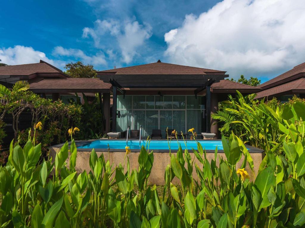 Bazén v ubytování Pullman Phuket Panwa Beach Resort nebo v jeho okolí