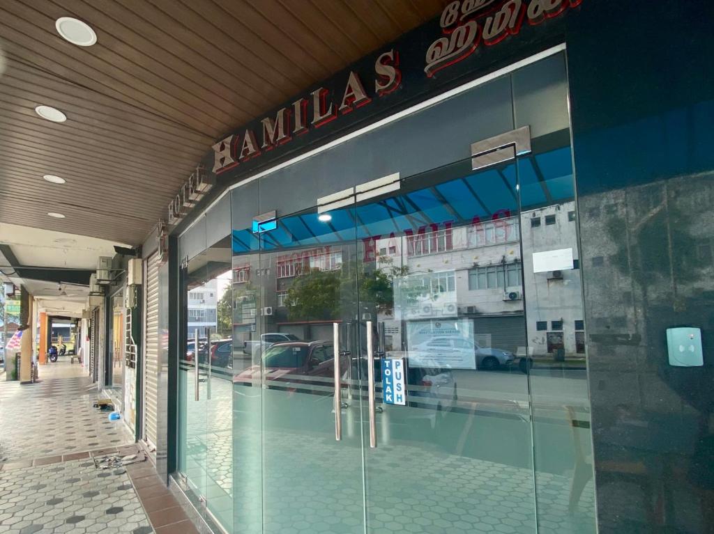 Bazén v ubytování Hotel O Hotel Hamilas nebo v jeho okolí