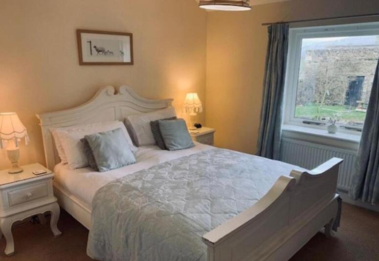 Postel nebo postele na pokoji v ubytování OYO Cocketts Hotel