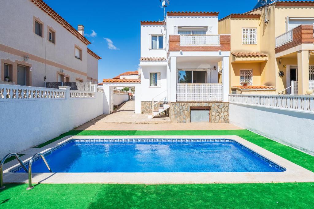 a swimming pool in the backyard of a house at La Moreneta in Miami Platja