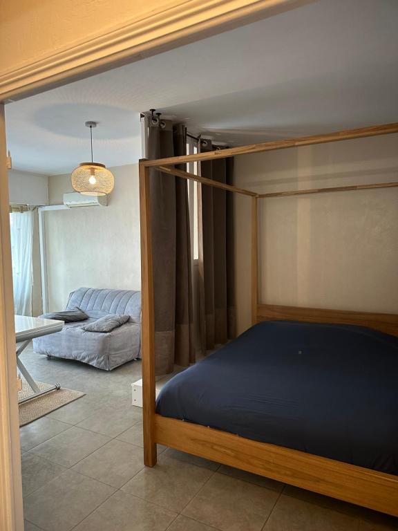 une chambre avec un lit et un salon dans l'établissement Grand Studio avec Coin Nuit et Parking, à Saint-Laurent-du-Var