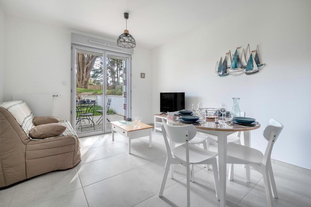 un salon blanc avec une table et un canapé dans l'établissement Appartement à 150m de la Mer - 4 personnes, à Pornic