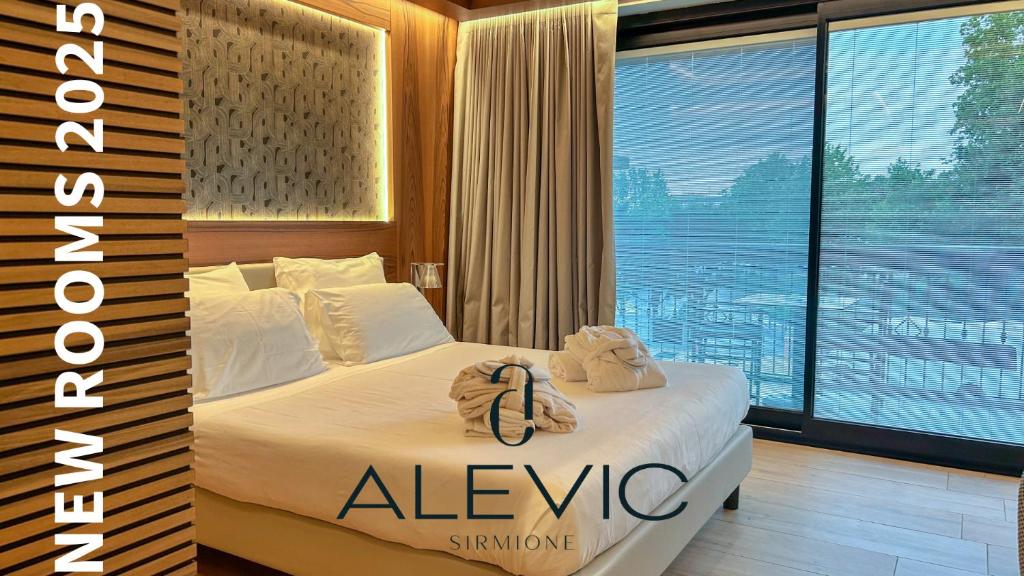 Een bed of bedden in een kamer bij Alevic Hotel Sirmione
