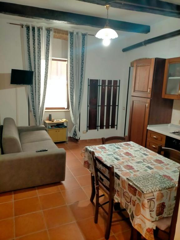 a living room with a table and a couch at LA CASA CHE VORREI in Crotone
