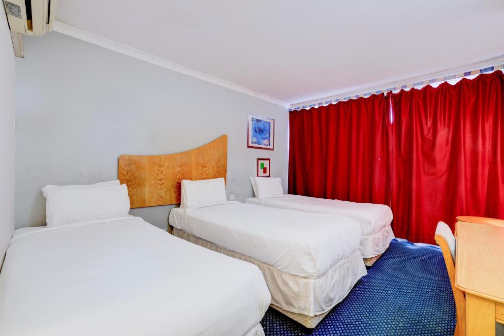 OYO The Chiltern Hotel - Standard Triple Room