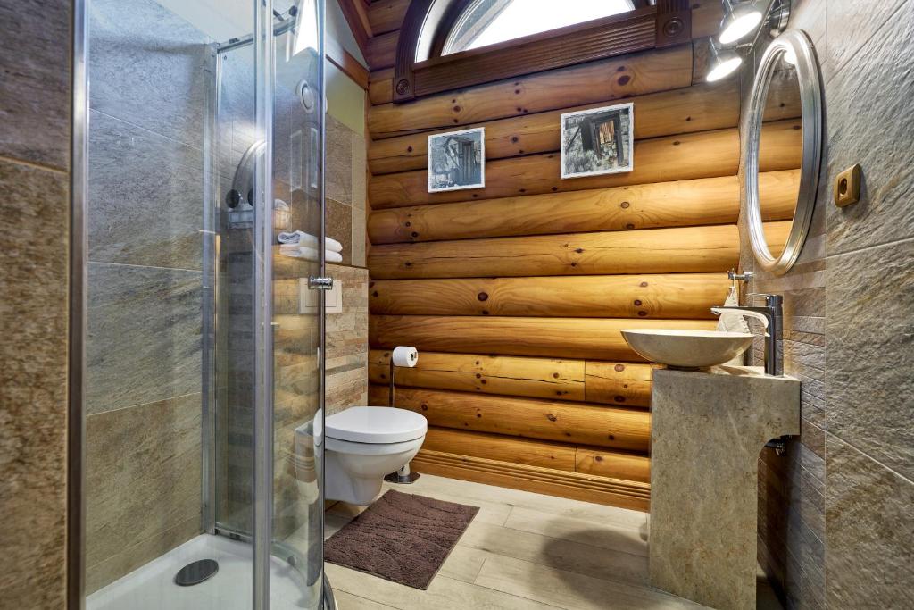 Kúpeľňa v ubytovaní Ranči v Buši - pokoj ve srubu