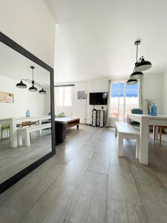 - un salon avec un grand miroir et une table dans l'établissement Spacious 2 bedrooms with parking to port of Nice, à Nice