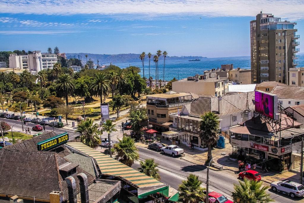 una vista aérea de una ciudad con edificios y el océano en Edificio Maya, en Viña del Mar