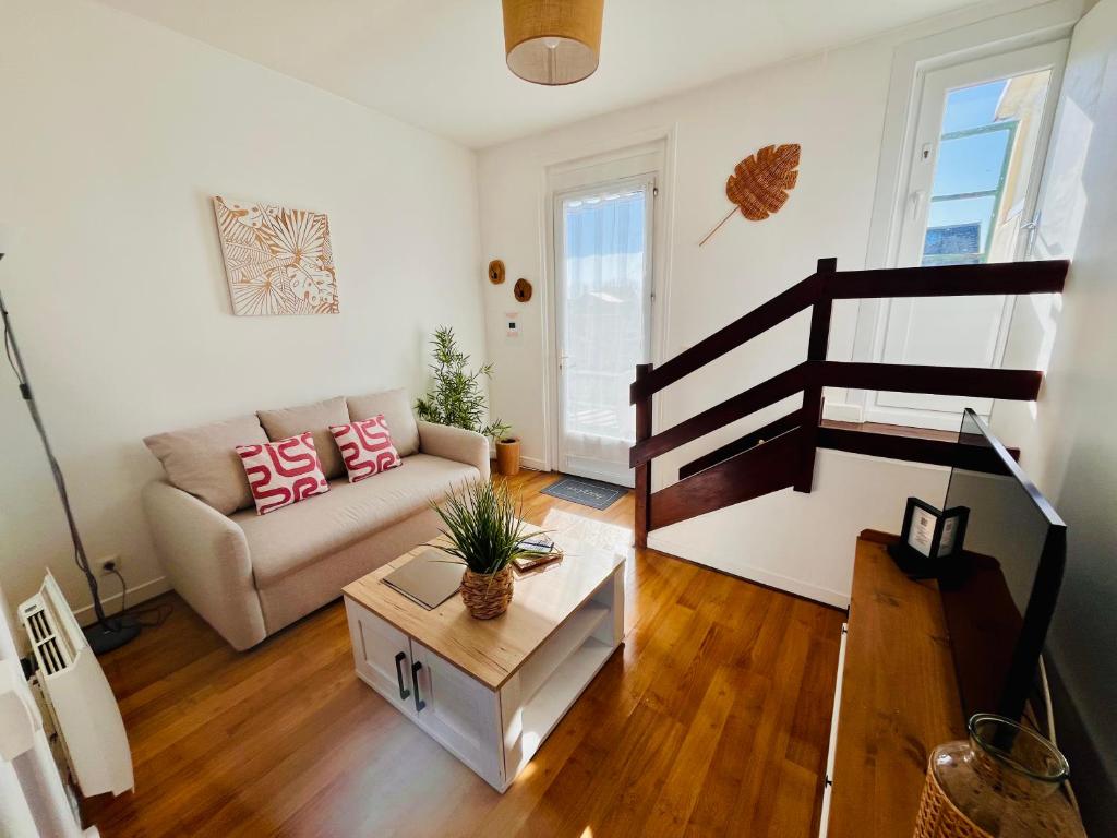 un salon avec un canapé et une table basse dans l'établissement Le Wood, entre centre ville et plage, à Mers-les-Bains