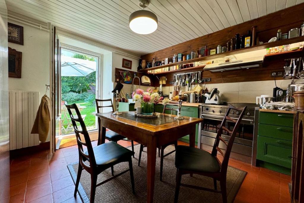 Photo de la galerie de l'établissement Authentic farmhouse with large garden, aux Houches