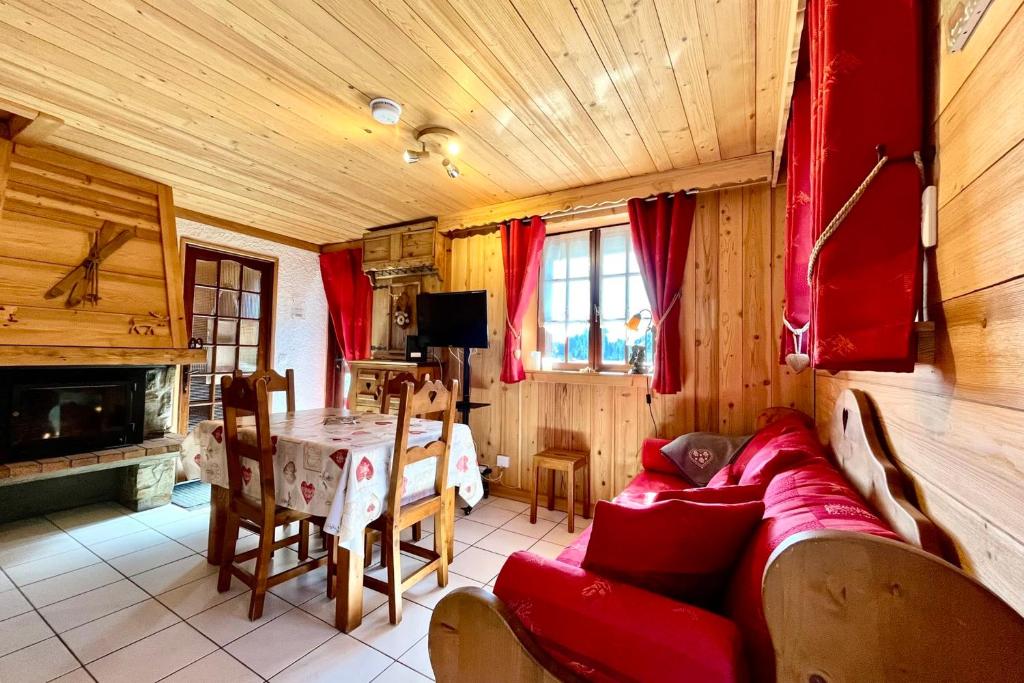 un salon avec un canapé rouge et une table dans l'établissement Beautiful T3 with garden - Mont Blanc view, à Combloux
