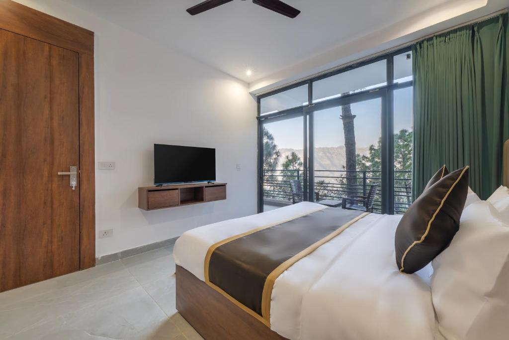 Postel nebo postele na pokoji v ubytování Kasauli Skylline I 2 BHK With Jacuzzi