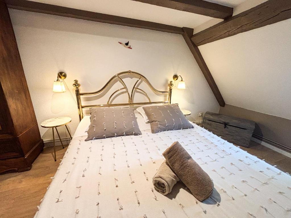 - une chambre avec un grand lit blanc et une serviette dans l'établissement L'Harmonie des Combles - Proche Gare - Petite France - Commerces à proximité, à Strasbourg