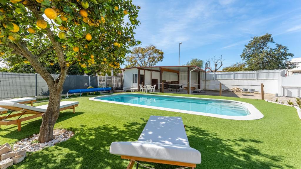 Sunny 3BDR Apt with Pool in Ferreiras by LovelyStay