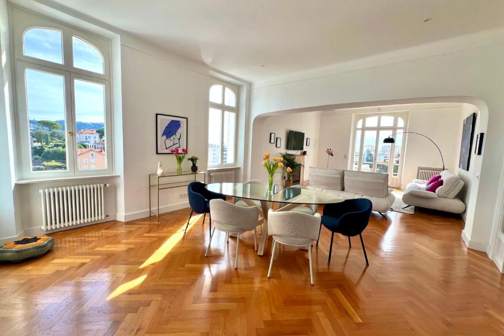 un grand salon avec une table et des chaises dans l'établissement Cannes Tassigny Stylish - 2 Bedroom Apartment Sleeps 4 Free Parking, à Cannes