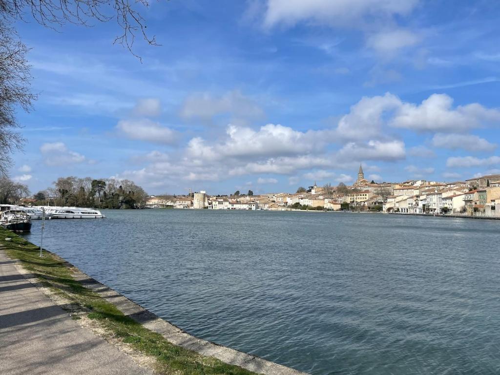 a view of a river with buildings in the background at Studio design hypercentre Gare & espresso offert in Castelnaudary