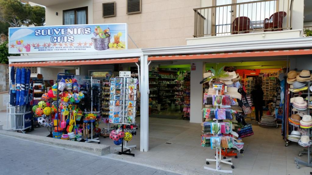 Supermarket nebo jiné obchody v  hotelu nebo okolí