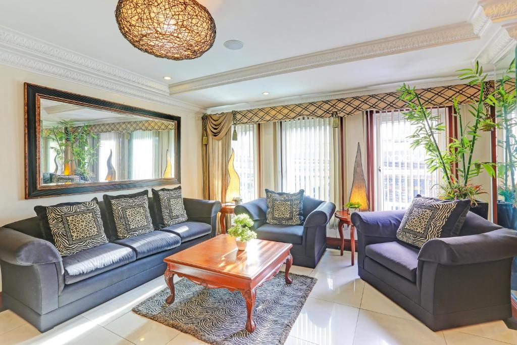 Posezení v ubytování Townhouse OAK Makati Manila Near PNR Pasay Evangelista formerly VIP Suites