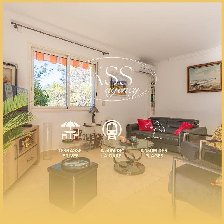 un salon avec un canapé et une table dans l'établissement Villa 6 Pers à 150m de la plage, à Saint-Raphaël