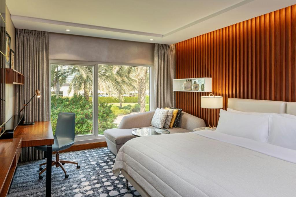 Postel nebo postele na pokoji v ubytování Le Méridien Dubai Hotel & Conference Centre
