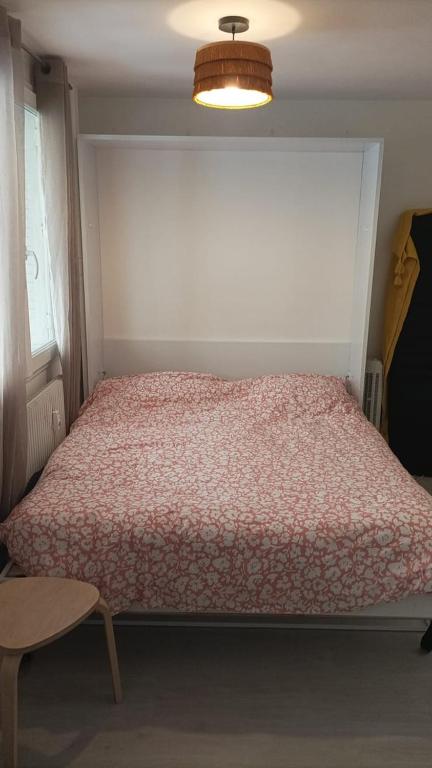 - une chambre avec un lit, une table et une lampe dans l'établissement Le Paul B - Yellow, à Lyon