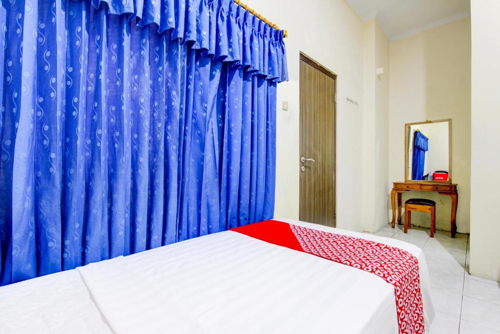 Postel nebo postele na pokoji v ubytování Hotel O Jalan Malioboro Near Stasiun Tugu Yogyakarta Formerly Hotel Baru