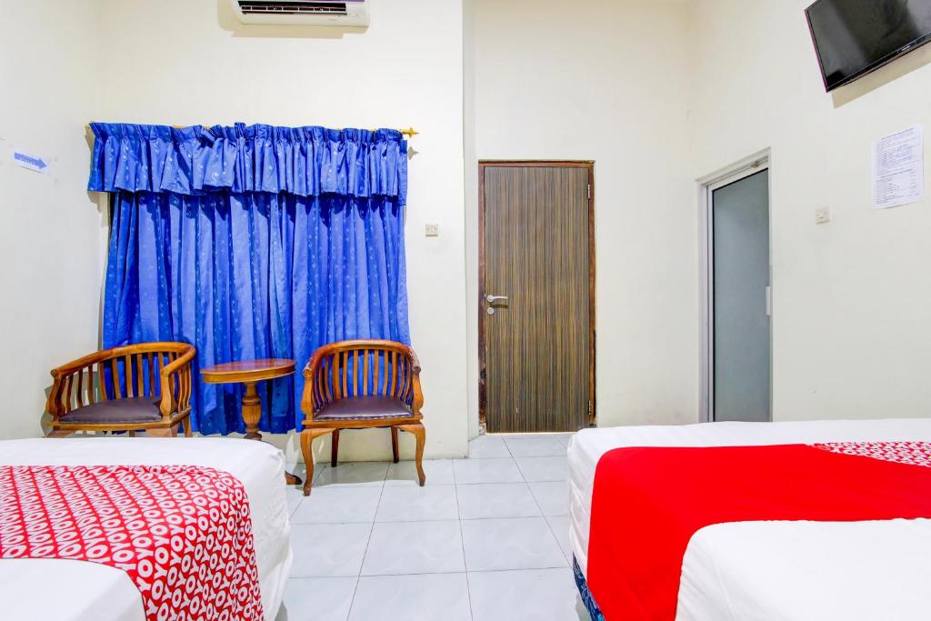 Postel nebo postele na pokoji v ubytování Hotel O Jalan Malioboro Near Stasiun Tugu Yogyakarta Formerly Hotel Baru
