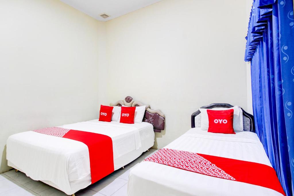 Postel nebo postele na pokoji v ubytování Hotel O Jalan Malioboro Near Stasiun Tugu Yogyakarta Formerly Hotel Baru