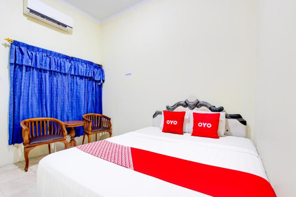 Postel nebo postele na pokoji v ubytování Hotel O Jalan Malioboro Near Stasiun Tugu Yogyakarta Formerly Hotel Baru
