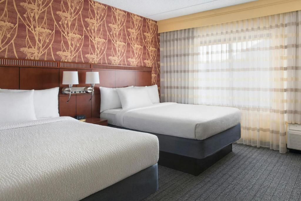 Postel nebo postele na pokoji v ubytování Courtyard by Marriott Mt. Laurel
