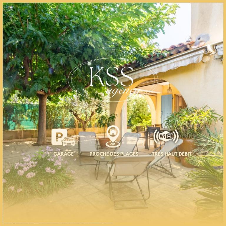 une photo d'un patio avec des chaises et des arbres dans l'établissement Maison 115m2 - 400 m de la plage - parking, à Fréjus