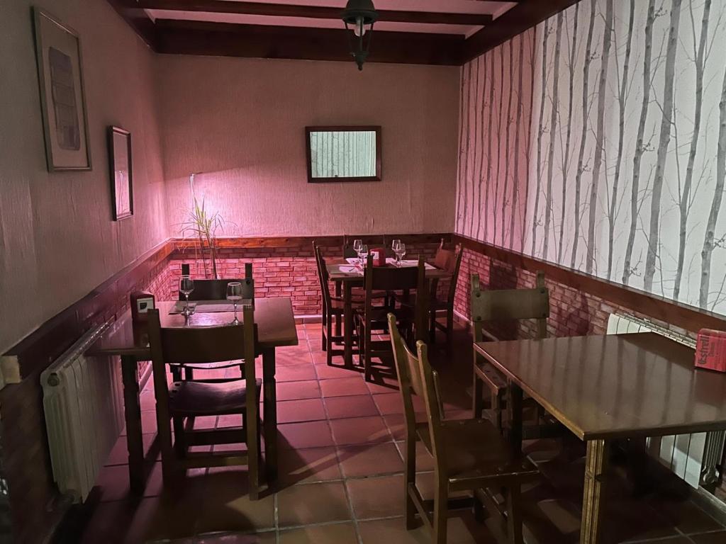 Hotel Restaurante Rio Cuervo餐厅或其他用餐的地方