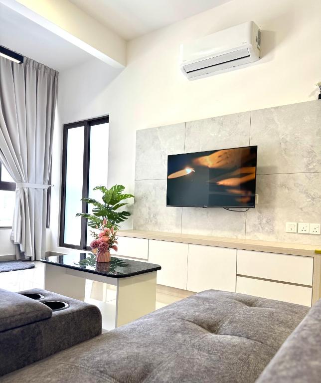 TV a/nebo společenská místnost v ubytování Bali Residence Melaka- Entire Apartment House- Two bedroom- Family Room- Swimming Pool by n stays