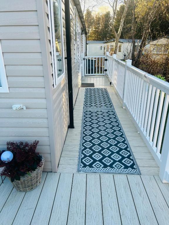 Balkón nebo terasa v ubytování Luxury Cozy Caravan at Seaton Sands
