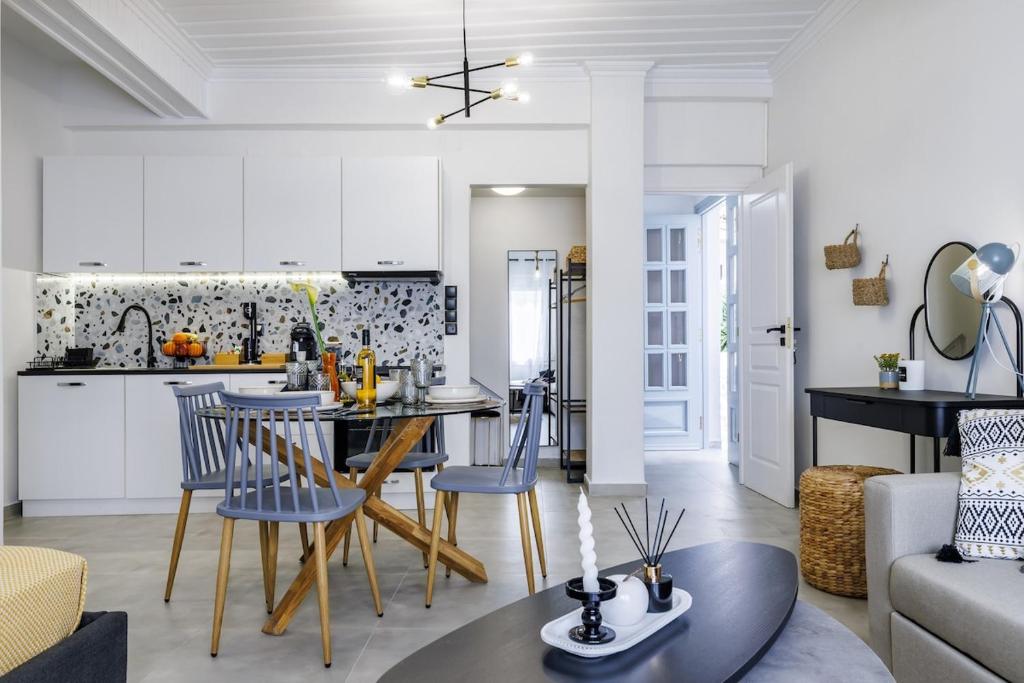 Χώρος καθιστικού στο VRACHOS HOUSE "In the heart of Skopelos Town"