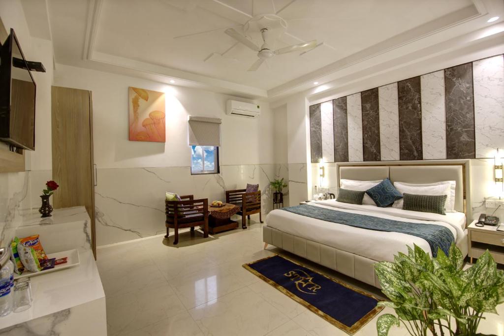 Postel nebo postele na pokoji v ubytování Hotel DELHI 37 by STAR GROUP