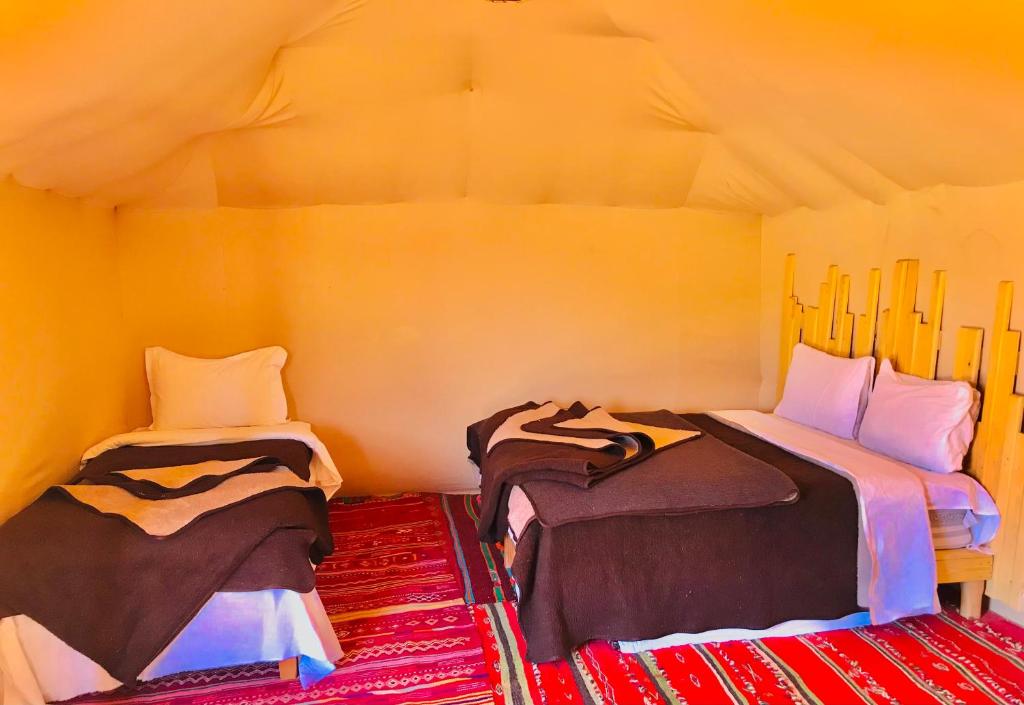 Una cama o camas en una habitación de Guesthubcamp