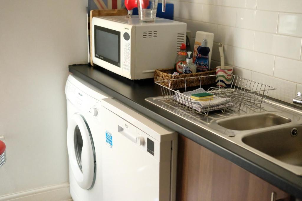 Kuchyň nebo kuchyňský kout v ubytování Spacious City Centre Apartment Bath